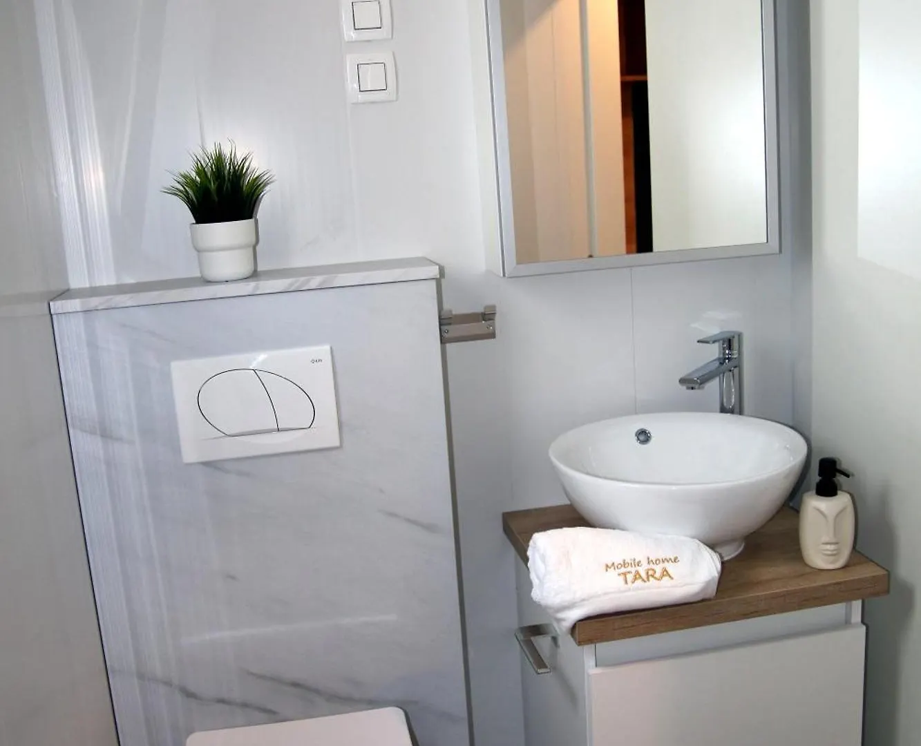 مكان تخييم Mobile Home Tara بيوغْغاد نا موغو